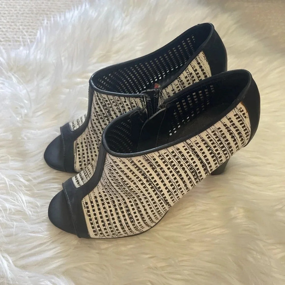 Women’s Calvin Klein black & white zip up heels size 6.5 - Picture 1 of 3